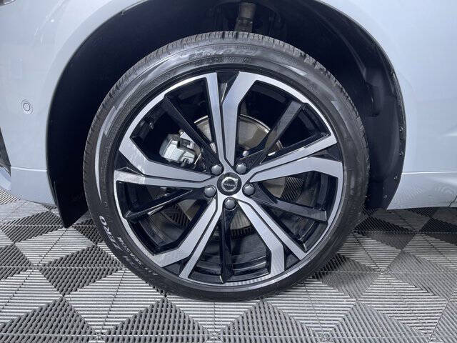 2025 Volvo XC60 B5 Ultra Dark Theme