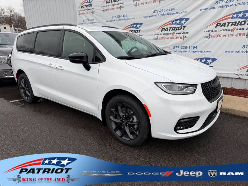 2026 Chrysler Pacifica Select's photo