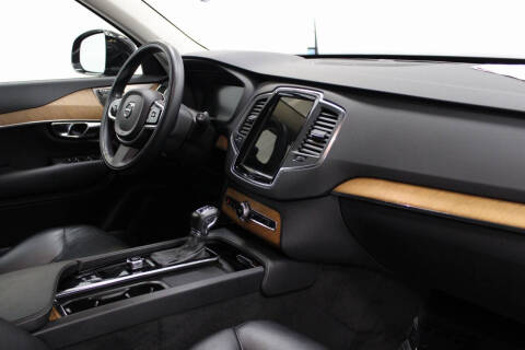 2022 Volvo XC90 T6 Momentum 6-Passenger