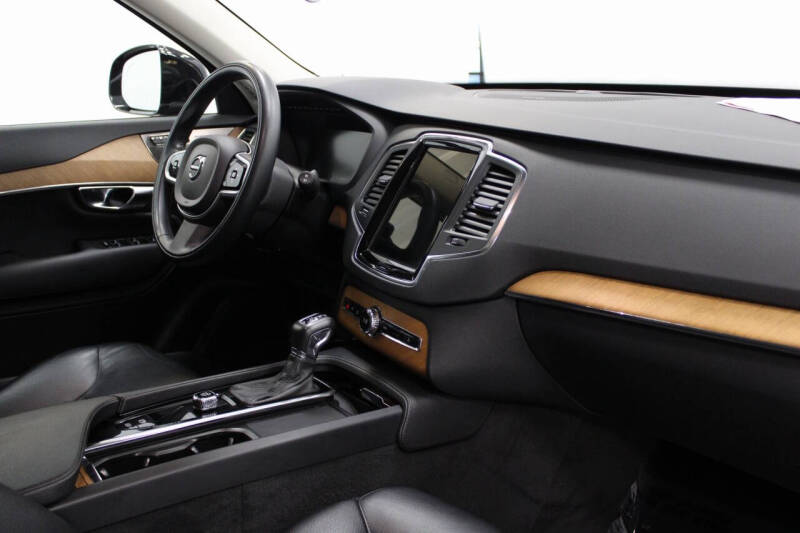 2022 Volvo XC90 T6 Momentum 6-Passenger