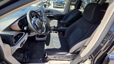 2022 Chrysler Voyager LX