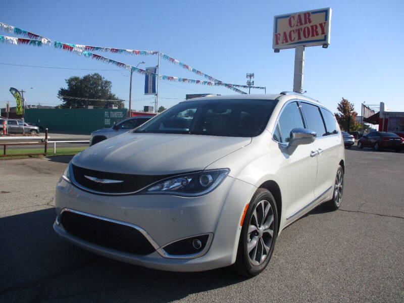 2017 Chrysler Pacifica Limited's photo