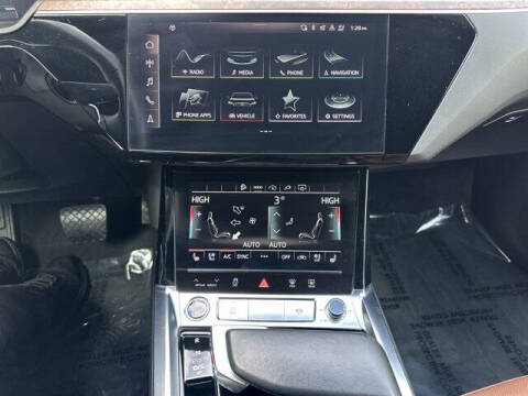 2022 Audi e-tron quattro Premium Plus