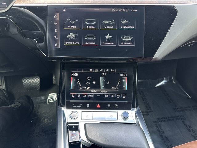 2022 Audi e-tron quattro Premium Plus