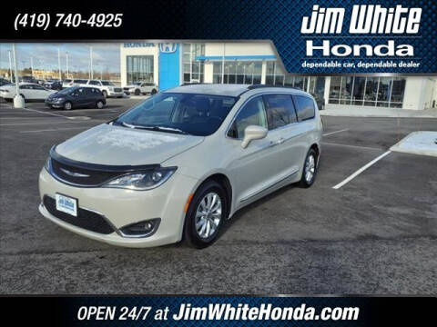 2017 Chrysler Pacifica for sale at The Credit Miracle Network Team at Jim White Honda in Maumee OH