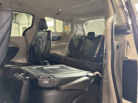 2017 Chrysler Pacifica Touring-L Plus