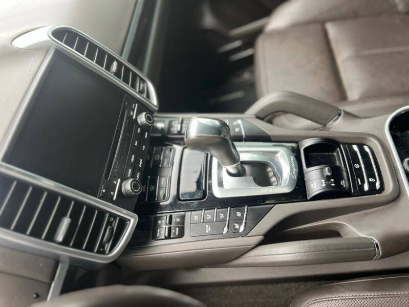 2017 Porsche Cayenne Platinum Edition