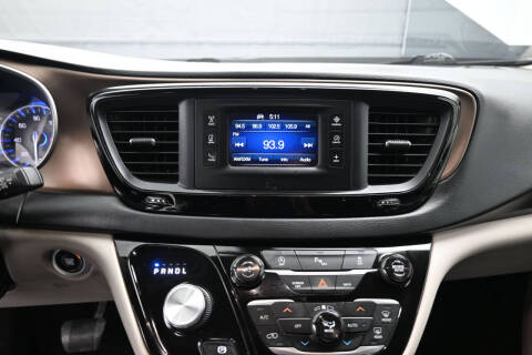 2017 Chrysler Pacifica Touring-L