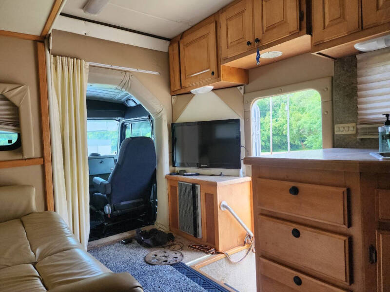 2005 Peterbilt 330