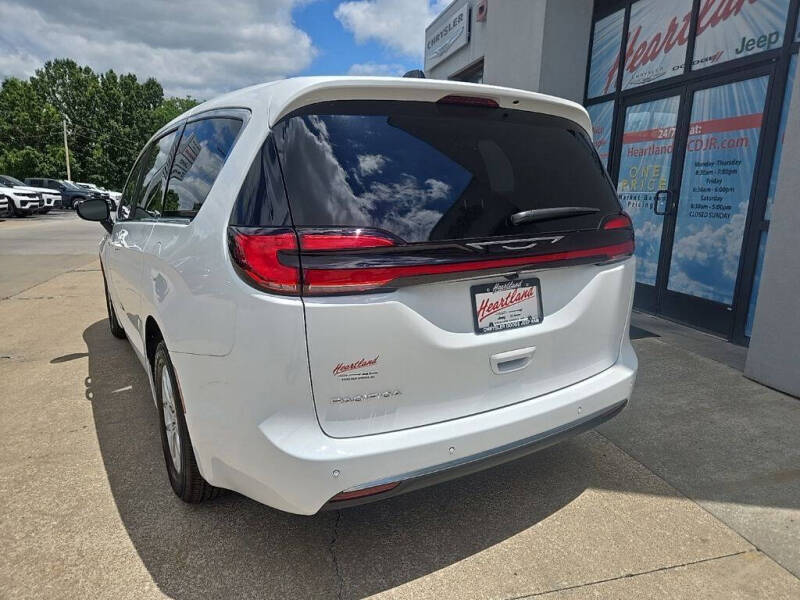 2027 Chrysler Pacifica Select