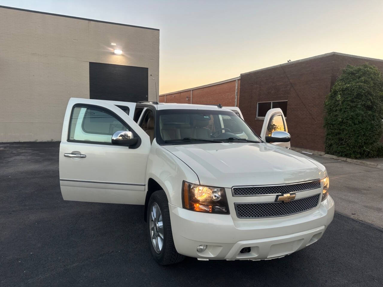 2010 Chevrolet Avalanche for sale at Sarenco Auto Inc in Dallas, TX