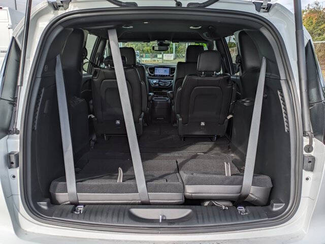 2025 Chrysler Voyager LX