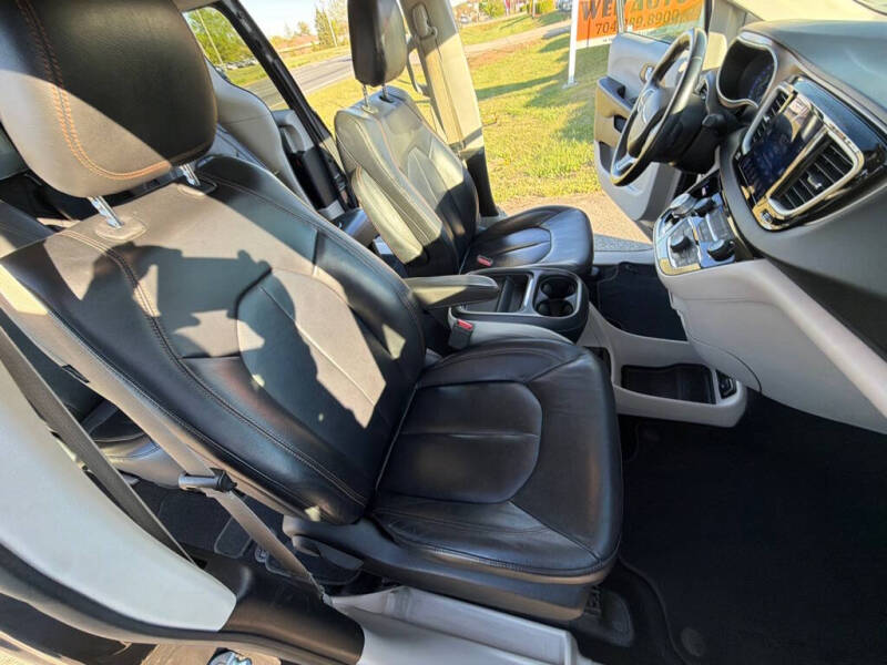 2017 Chrysler Pacifica Touring-L
