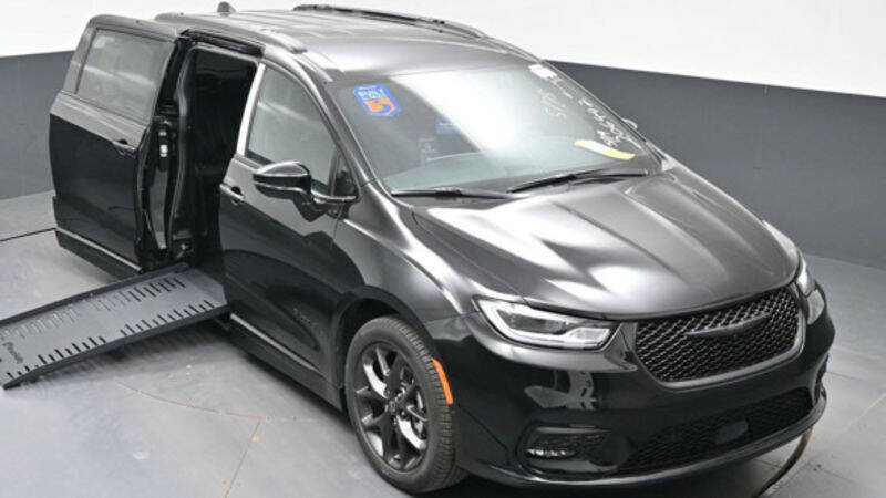 2026 Chrysler Pacifica Select