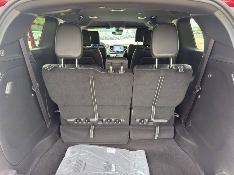 2027 Chrysler Pacifica Select