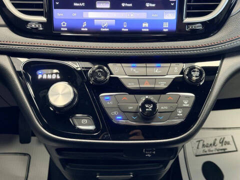 2027 Chrysler Pacifica Select