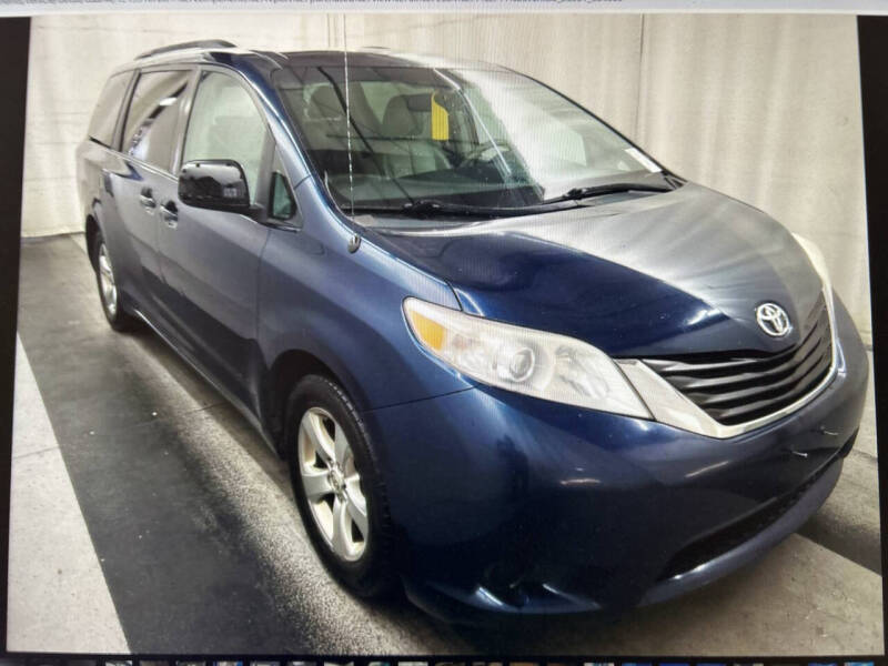 2011 Toyota Sienna LE photo 4