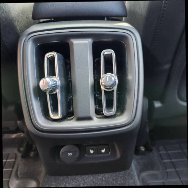 2022 Volvo XC40 T5 R-Design