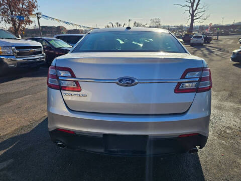 2016 Ford Taurus SE