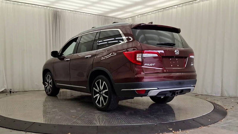 2019 Honda Pilot Touring w/Rear Captain's Chairs