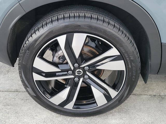 2023 Volvo XC40 B5 Plus Dark Theme