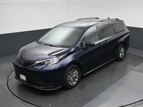 2022 Toyota Sienna LE 8-Passenger