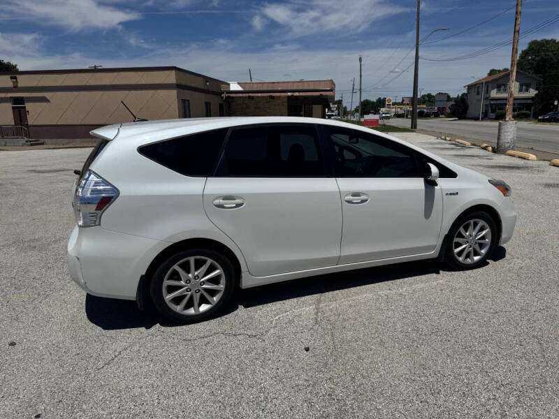 2014 Toyota Prius v Five