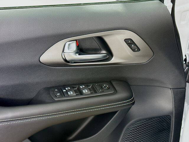 2027 Chrysler Pacifica Select