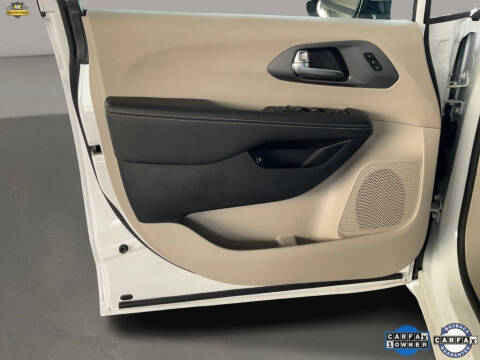 2024 Chrysler Pacifica Plug-In Hybrid Select