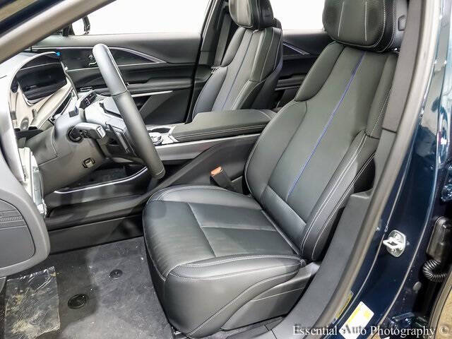 2025 Cadillac LYRIQ Luxury 2