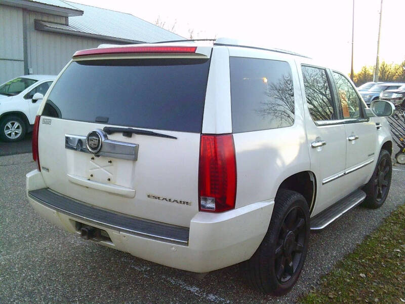 2011 Cadillac Escalade Luxury photo 9