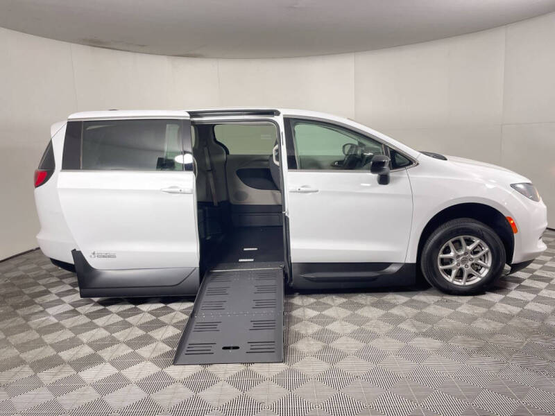 2024 Chrysler Voyager LX