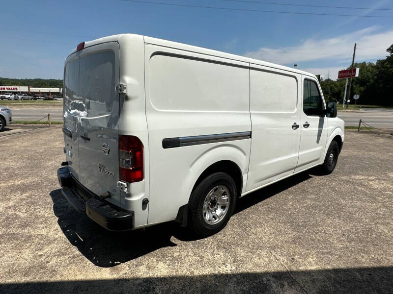 2017 Nissan NV Cargo SV photo 2