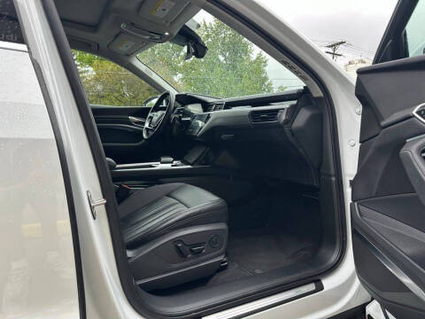 2024 Audi Q8 e-tron quattro Premium Plus