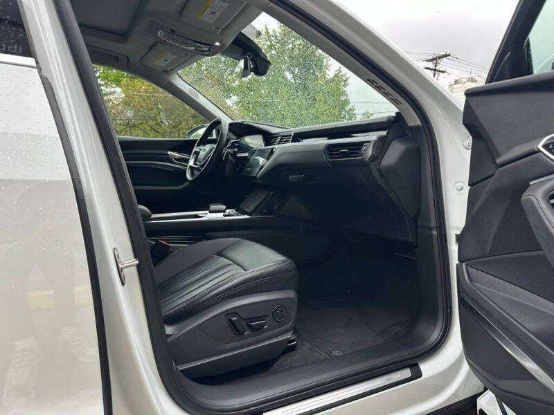 2024 Audi Q8 e-tron quattro Premium Plus