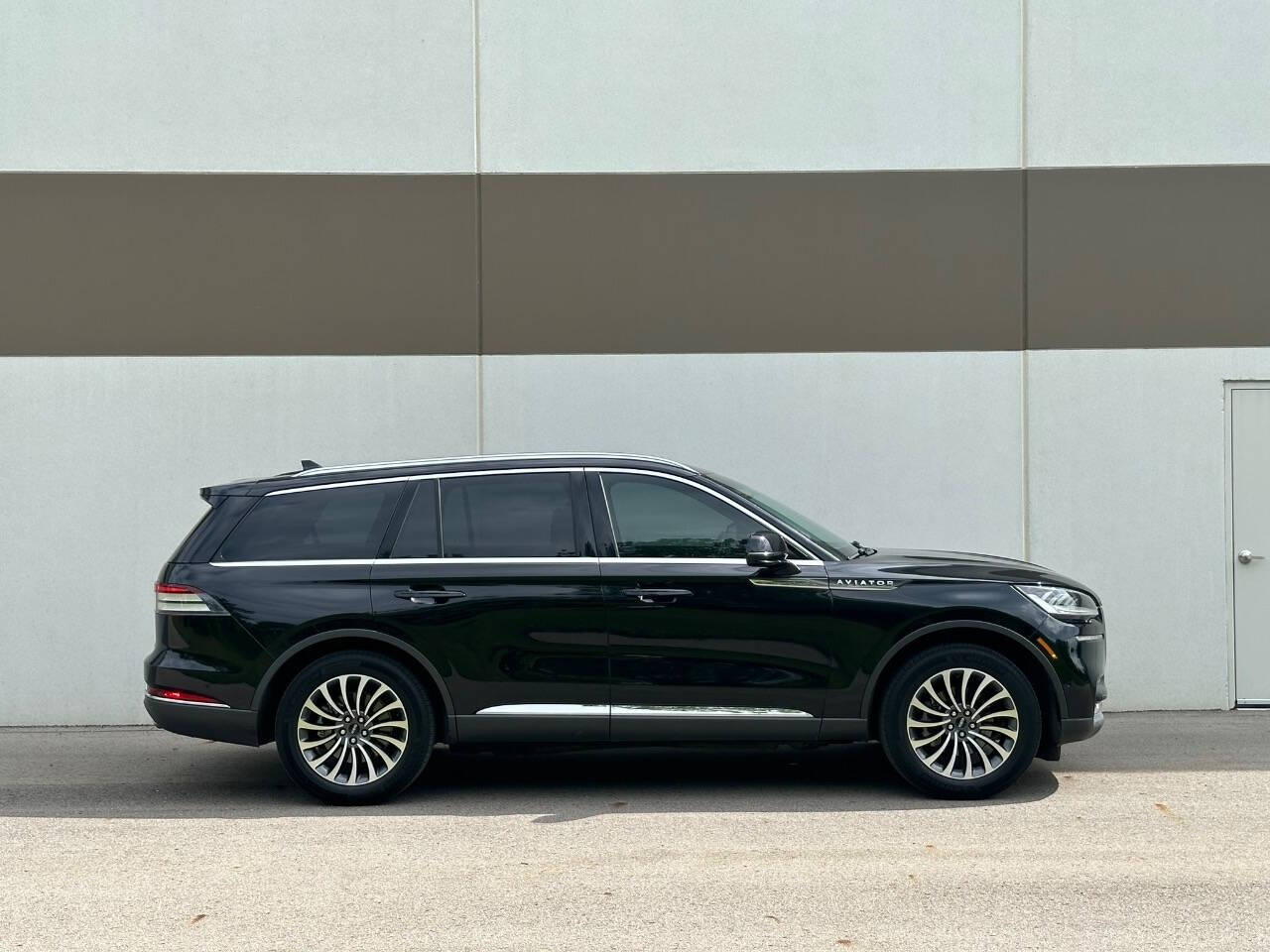 2020 Lincoln Aviator for sale at Phoenix Motor Co in Romulus, MI