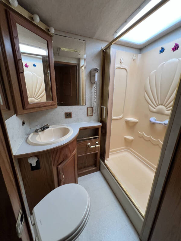 2000 Winnebago Adventurer