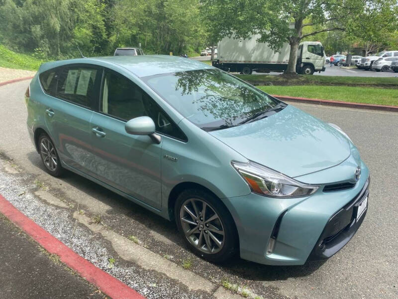 2015 Toyota Prius v Five