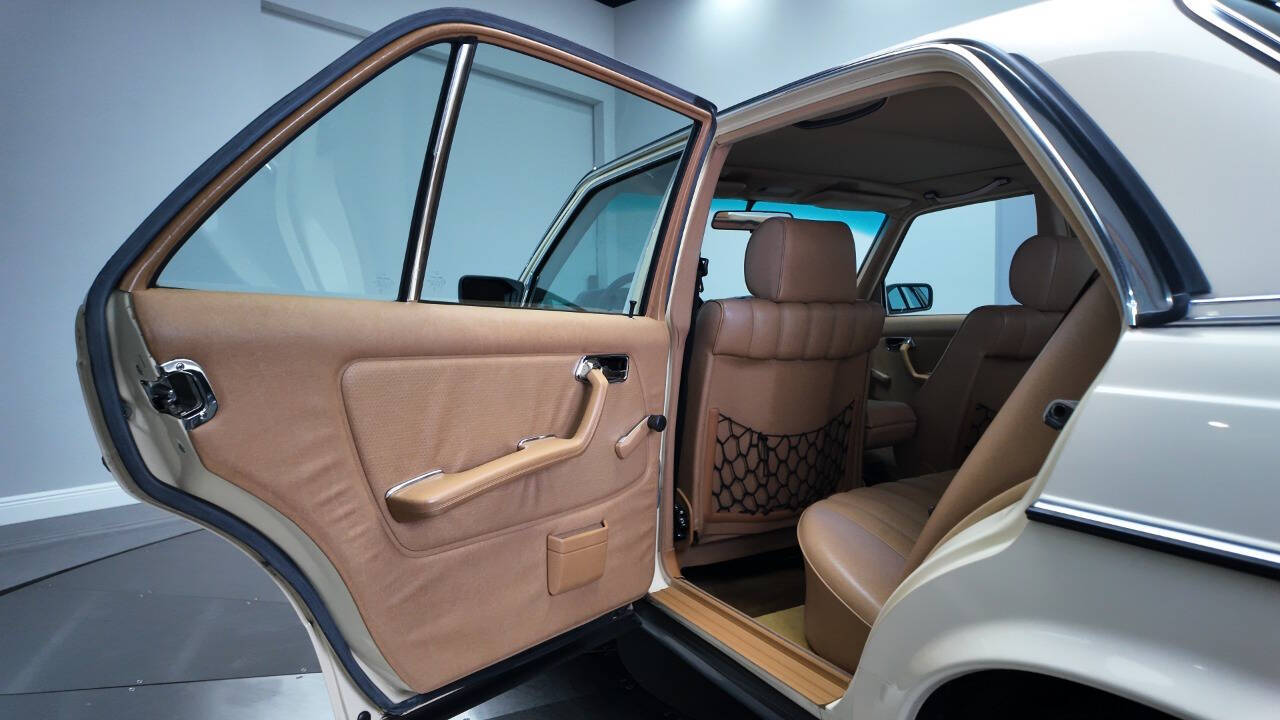 1983 Mercedes-Benz 240-Class 51