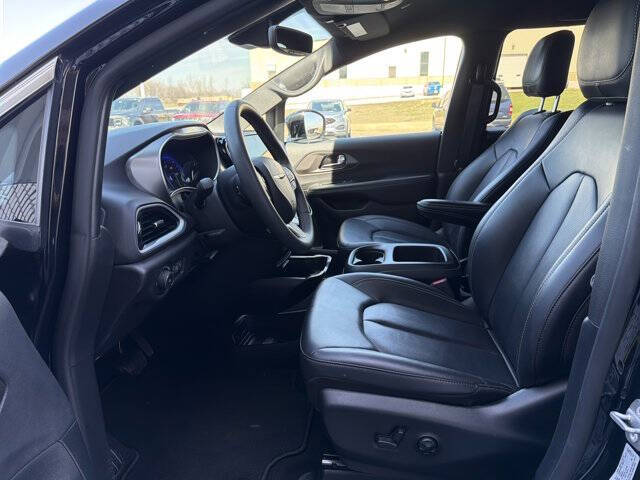 2025 Chrysler Pacifica Select