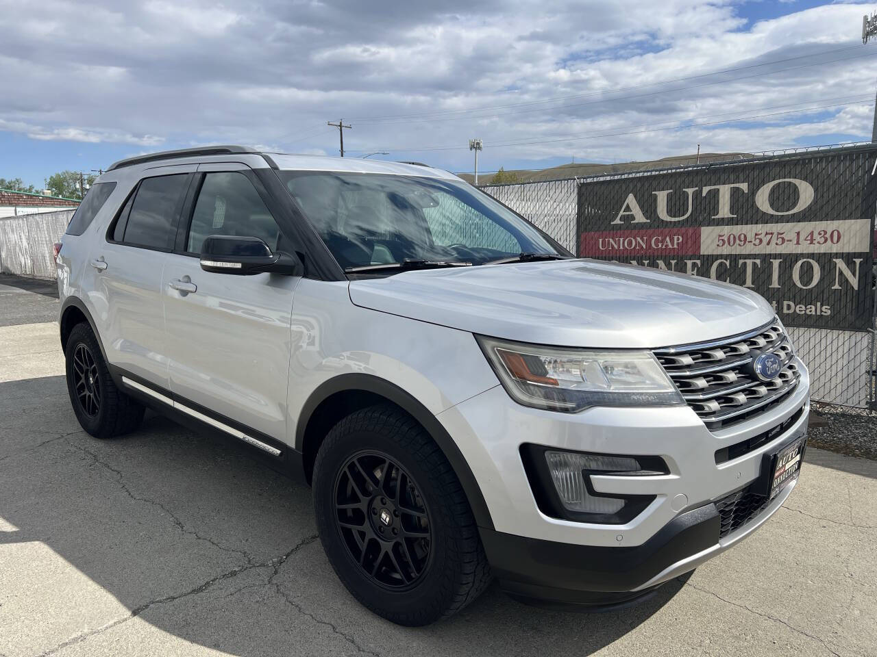 Silver 2017 Ford Explorer XLT AWD XLT 4dr SUV 1