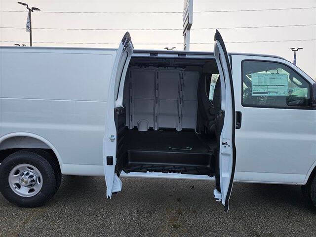 2025 Chevrolet Express 3500