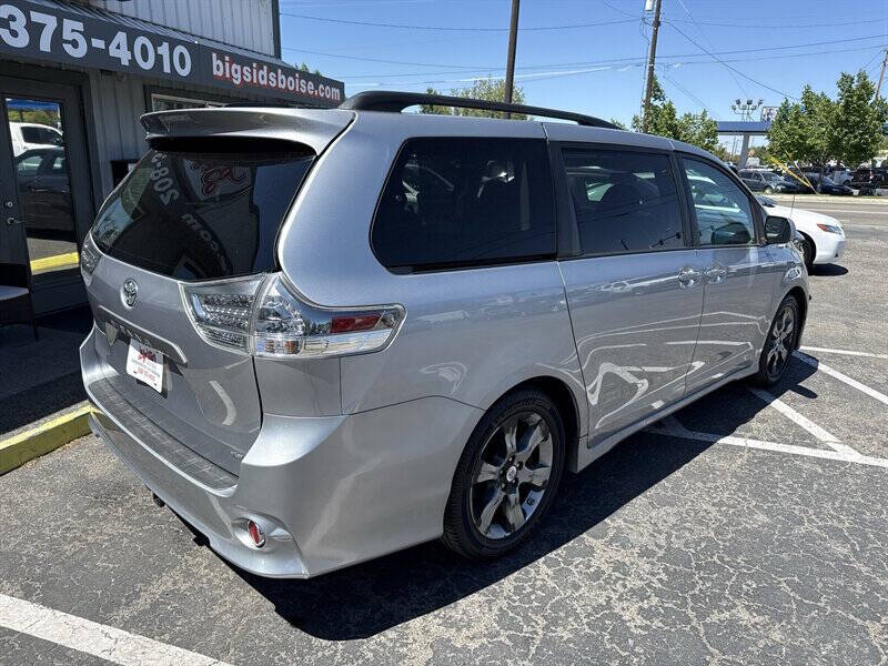 2011 Toyota Sienna SE 8-Passenger
