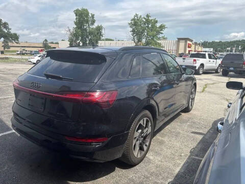 2021 Audi e-tron quattro Premium