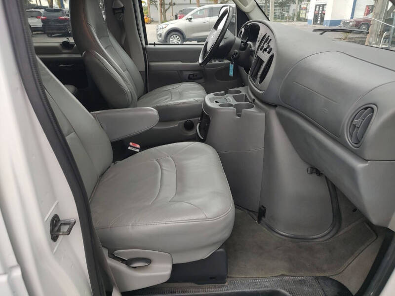 2005 Ford E-Series E-150 Chateau