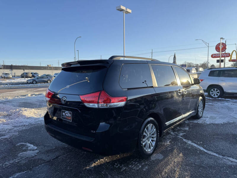 2013 Toyota Sienna XLE 8-Passenger