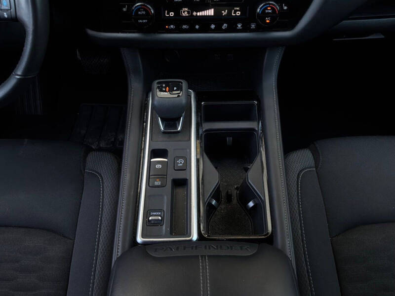 2025 Nissan Pathfinder SV