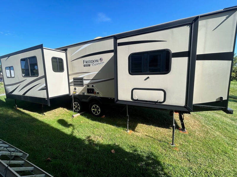 2017 Coachmen RV Freedom Express Liberty Editio