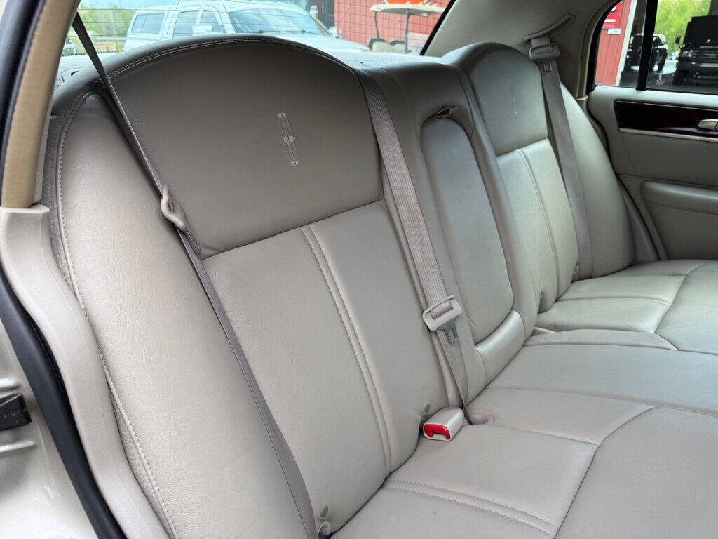 2010 Lincoln Town Car 41