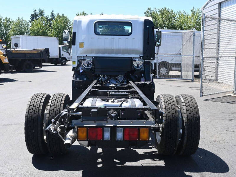 2024 Isuzu NPR HD 1F2